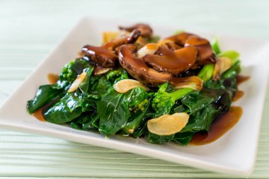 Sarımsaklı istiridye soslu kızarmış Hong Kong Kale heyecan