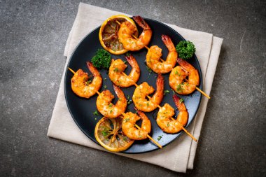 Limon - deniz ürünleri tarzı ile ızgara kaplan karides şiş