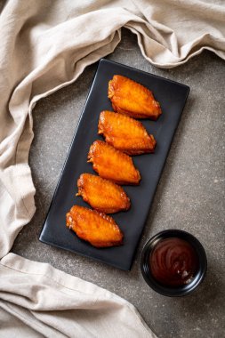 Barbekü tavuk kanadı sosu ile