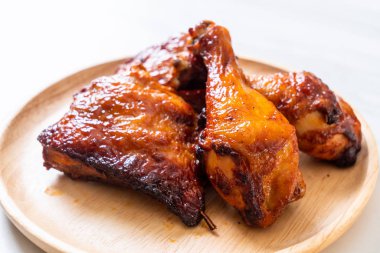 Masada ızgara ve ızgara tavuk.