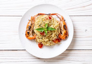 ızgara karides ve domates - İtalyan Füzyon gıda tarzı ile tavada kızartılmış spagetti