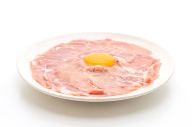 taze dilimlenmiş domuz ham yumurta pişirme veya shabu shabu ve beyaz arka plan üzerinde izole sukiyaki yapma ile