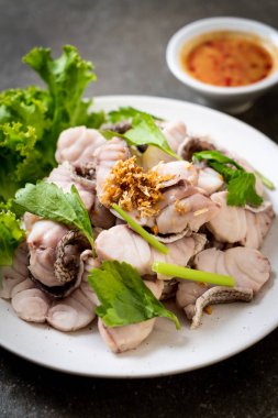 Soslu ve sebzeli haşlanmış balık sosu.