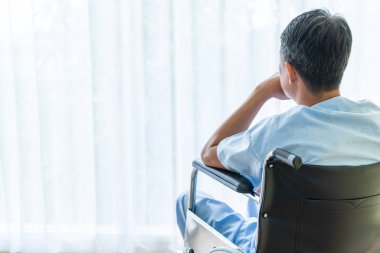 Boş odada Asya kıdemli hasta tekerlekli sandalye