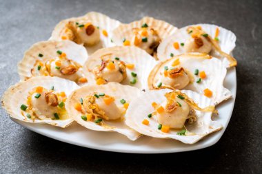 Kızarmış deniz tarağı, tereyağı ve sarımsak.