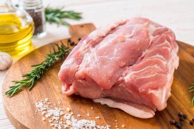 taze domuz ham filetosu ahşap tahta üzerinde