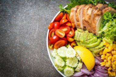 Tavuk göğsü - sağlıklı gıda tarzı ile sağlıklı salata kasesi