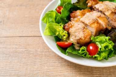 ızgara tavuk salata sebze - sağlıklı gıda tarzı ile