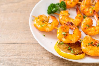 Limon - deniz ürünleri tarzı ile ızgara kaplan karides şiş