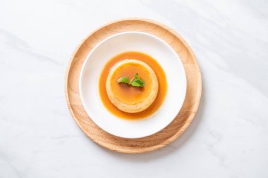 Naneli ev yapımı karamel kremalı puding.