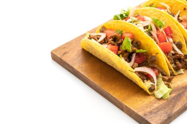 et ve beyaz arka plan üzerinde - Meksika yemeği stil izole sebze ile tacos
