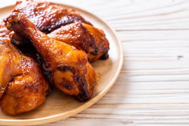 Masada ızgara ve ızgara tavuk.