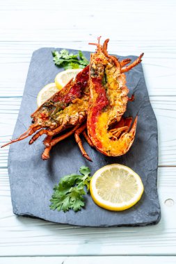 Limonlu ızgara ıstakoz biftek.