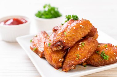 Beyaz susamlı ızgara tavuk kanadı.