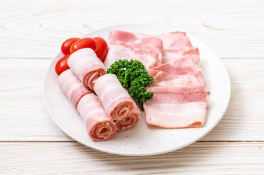 Çiğ domuz pastırma tabağa dilimlenmiş
