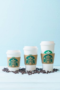 Bangkok, Tayland - 5 Haziran 2018: Beyaz kahve fincanı Starbucks logosu üzerinde tahta arka plan ile. Starbucks dünyanın en büyük kahve evi 61 ülke içinde 20.000'den fazla mağaza ile mi.