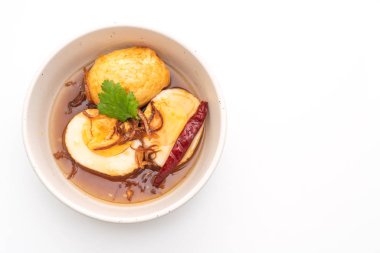 Beyaz arka plan üzerinde izole demirhindi soslu kızarmış haşlanmış yumurta