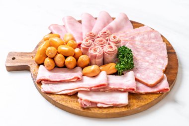 pastırma, sosis, jambon füme ve barbekü pastırma ahşap tahta üzerinde