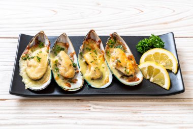 Peynirli taze midye.