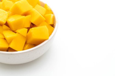 Beyaz arka plan üzerinde izole taze ve altın Mango