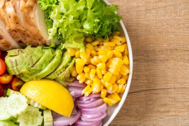 Tavuk göğsü - sağlıklı gıda tarzı ile sağlıklı salata kasesi