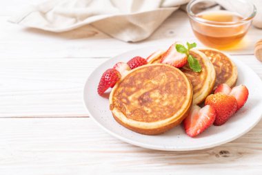 taze çilek ile sufle gözleme