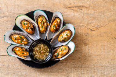 deniz ürünleri midye limon ve sarımsak ile