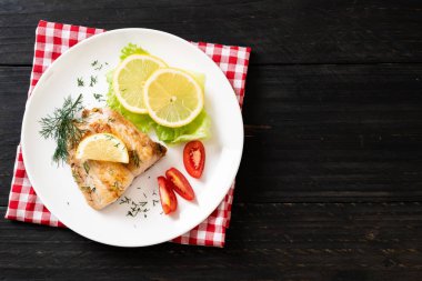 Izgara balık bifteği.