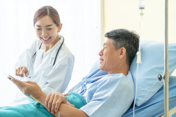 Aziatische Vrouwelijke Arts Zittend Een Ziekenhuisbed Bespreken Met Senior Patiënt — Stockfoto