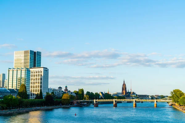 Panoramę Frankfurtu Nad Menem Podczas Twilight Hour — Zdjęcie stockowe