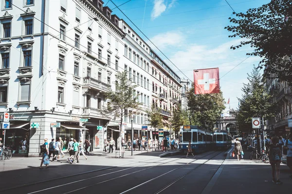Zurich Svizzera Agosto 2018 Tram Attraversa Centro Bahnhofstrasse Mentre Gente — Foto Stock