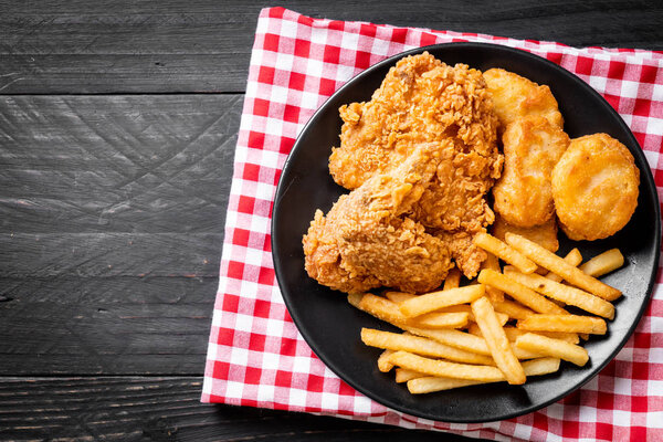жареная курица с картошкой фри и наггетсами - фастфуд и нездоровая пища