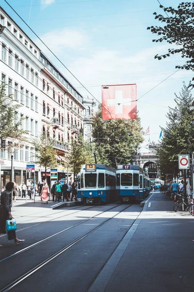 Curych Švýcarsko Srpna 2018 Tramvaje Brzdí Centra Bahnhofstrasse Zatímco Lidé — Stock fotografie
