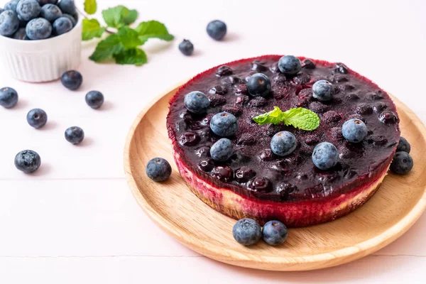 Hausgemachter Blaubeerkäsekuchen Auf Holz Hintergrund — Stockfoto