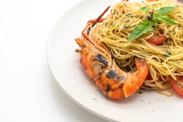 Gesauteerde Spaghetti Met Gegrilde Garnalen Tomaten Geïsoleerd Witte Achtergrond — Stockfoto