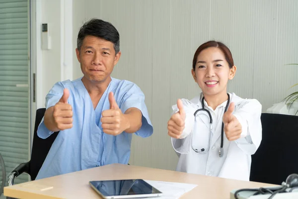 Paciente Sênior Asiático Tendo Consulta Com Médico Escritório Ponto Foco — Fotografia de Stock