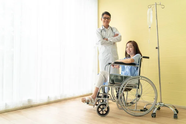 Asiatiska Kvinnlig Patient Rullstolen Med Överläkare — Stockfoto