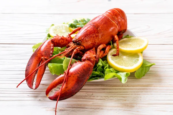 Frisch Gekochter Hummer Mit Gemüse Und Zitrone — Stockfoto