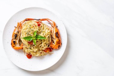 ızgara karides ve domates - İtalyan Füzyon gıda tarzı ile tavada kızartılmış spagetti