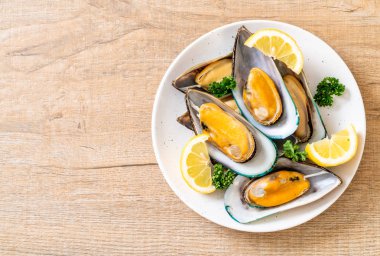deniz ürünleri midye maydanoz ve limon ile