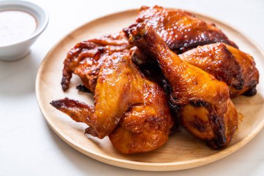 Masada ızgara ve ızgara tavuk.