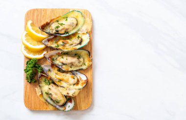 Peynirli taze midye.