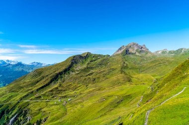 Güzel Alps dağ Grindelwald, İsviçre mavi gökyüzü ile