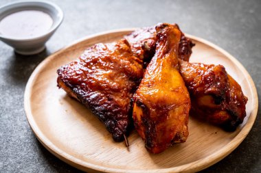 Masada ızgara ve ızgara tavuk.