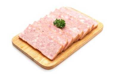 Beyaz arka planda dilimlenmiş pastırma ızgarası.