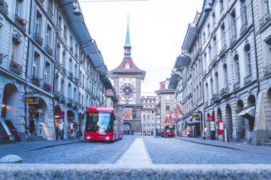 Bern, İsviçre - 23 Ağustos 2018: alışveriş sokağı üzerinde insanlarla Zytglogge Astronomik Saat Kulesi Bern İsviçre.