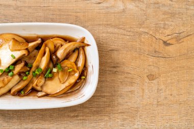 İstiridye soslu kızarmış kral istiridye mantarı. Sağlıklı, vejetaryen ya da vejetaryen yemek tarzı.