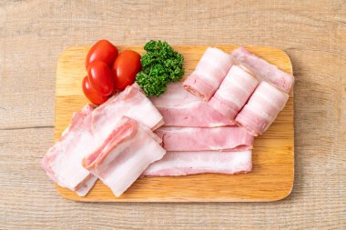Ahşap tahta üzerinde çiğ domuz pastırma dilimlenmiş