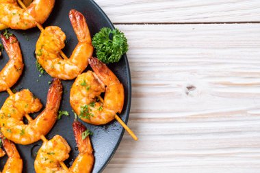 Limon - deniz ürünleri tarzı ile ızgara kaplan karides şiş