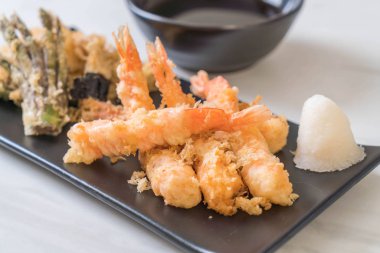 karides tempura (hırpalanmış kızarmış karides) sebze - Japon gıda tarzı
